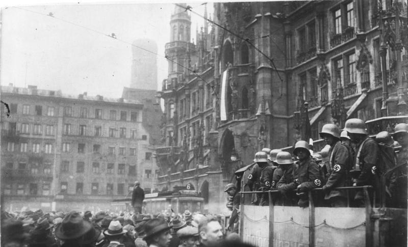 ミュンヘン一揆でミュンヘン市内を占拠するナチス党員