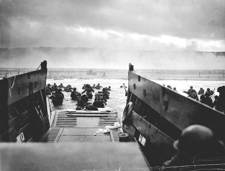LCVPからオマハ・ビーチに上陸する米第1歩兵師団第16歩兵連隊E中隊 （1944年6月6日、ロバート・F・サージェント撮影）