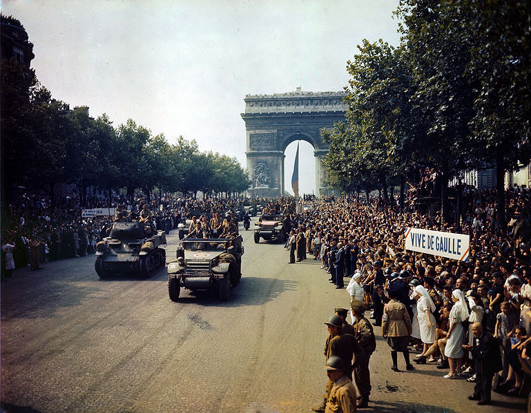 解放後、シャンゼリゼ通りを行進する自由フランス軍第2機甲師団の車輌と集まったパリ市民（1944年8月25日）