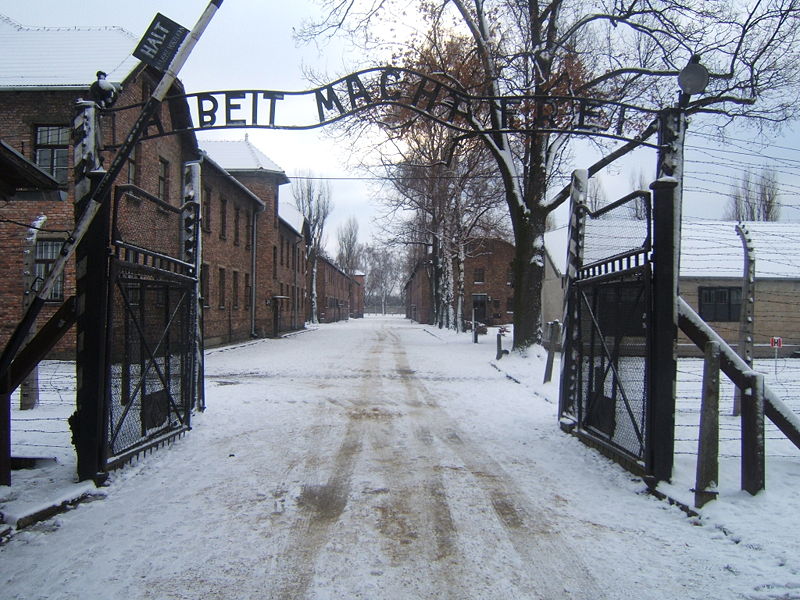 ポーランド・オシフィエンチム（ドイツ名アウシュヴィッツ）に置かれたアウシュヴィッツ＝ビルケナウ強制収容所のアウシュヴィッツ第一強制収容所正門。「ARBEIT MACHT FREI」（「働けば自由になる」）とある。