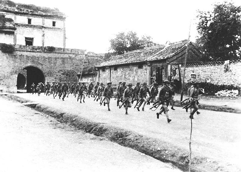 宛平県城から出動する中国兵
