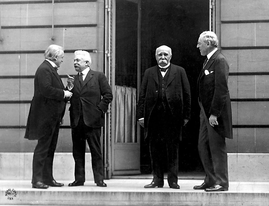 パリ講和会議における「四巨頭」。写真左からデビッド・ロイド・ジョージ（イギリス）、ヴィットーリオ・エマヌエーレ・オルランド（イタリア）、ジョルジュ・クレマンソー（フランス）、ウッドロウ・ウィルソン（アメリカ）