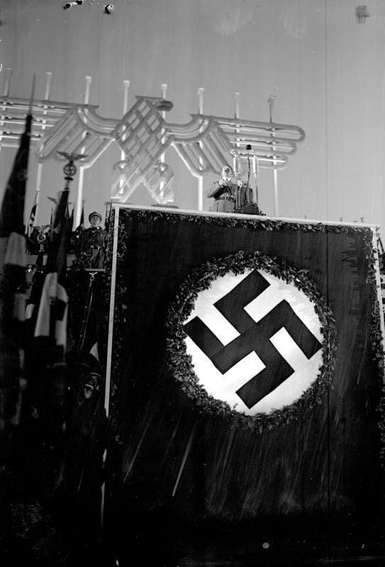 Parteitag der NSDAP in Nürnberg 1934. Der Führer spricht auf dem Appell der Amtswalter auf der Zeppelinwiese.