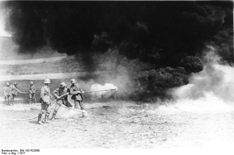 第一次世界大戦時の西部戦線で火炎放射器を使用するドイツ兵