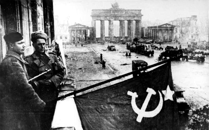 戦闘終結後、ウンター・デン・リンデンでソ連旗を掲げる赤軍の兵士達