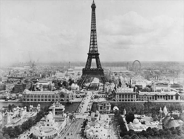 1900年パリ万博、エッフェル塔がそびえる