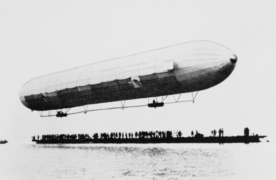 ツェッペリンの初飛行（1900年）