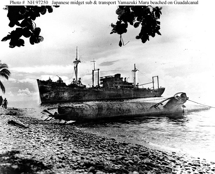 放棄された「山月丸」と特殊潜航艇（1944年）