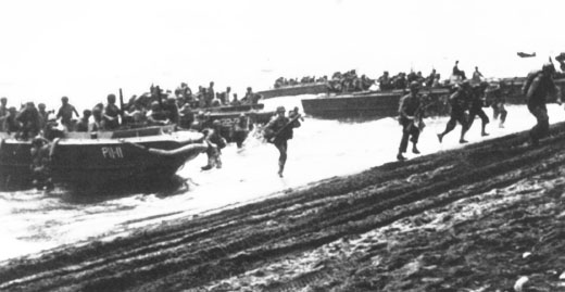 1942年8月7日、ガダルカナルに上陸する海兵隊