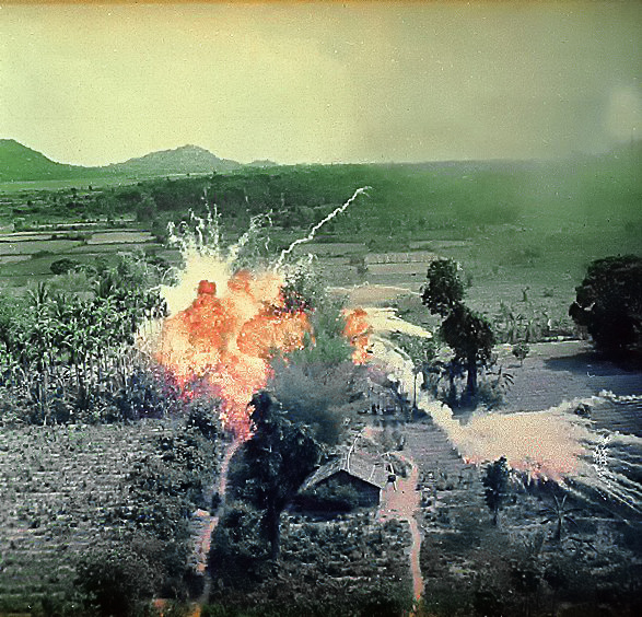 南ベトナム解放戦線の拠点へ投下されたナパーム弾