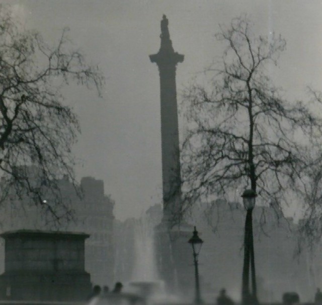 大スモッグの最中のロンドン市街地。かすむネルソン記念柱