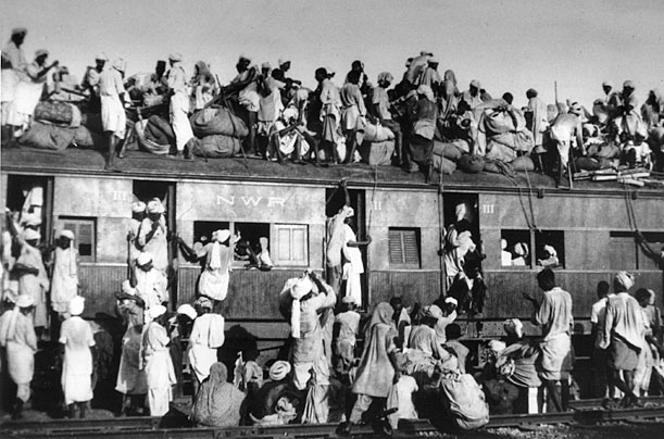 パンジャーブで鉄道車両からあふれる難民