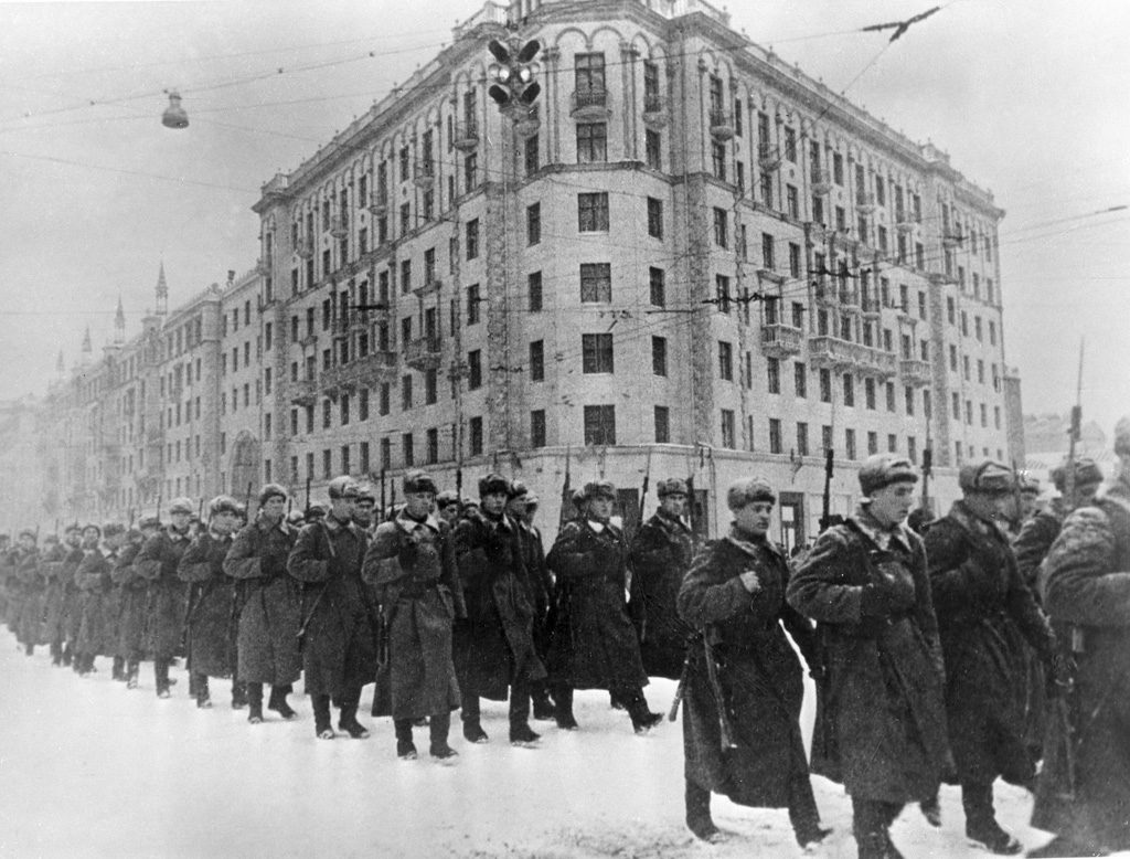 1941年12月 モスクワから前線に移動中の新規部隊。
