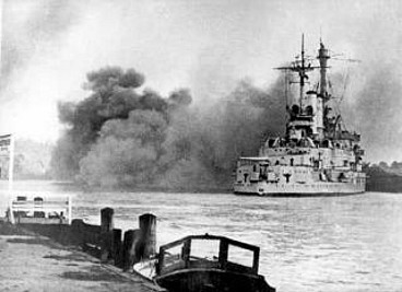 1939年9月1日、ヴェステルプラッテのポーランド軍守備隊に砲撃を浴びせるドイツ戦艦シュレスヴィヒ・ホルシュタイン 
