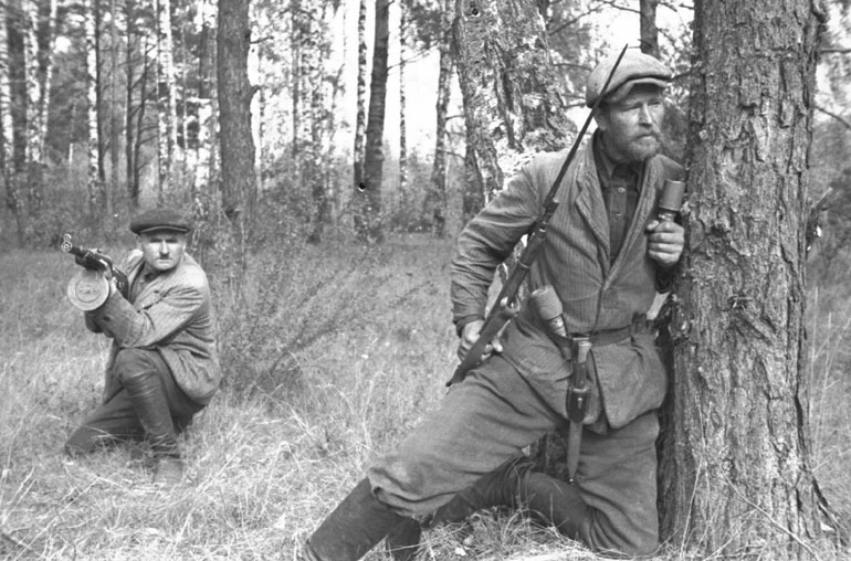 白ロシア・ソビエト社会主義共和国ポロツク近辺の森にいる赤軍パルチザン　1943年9月