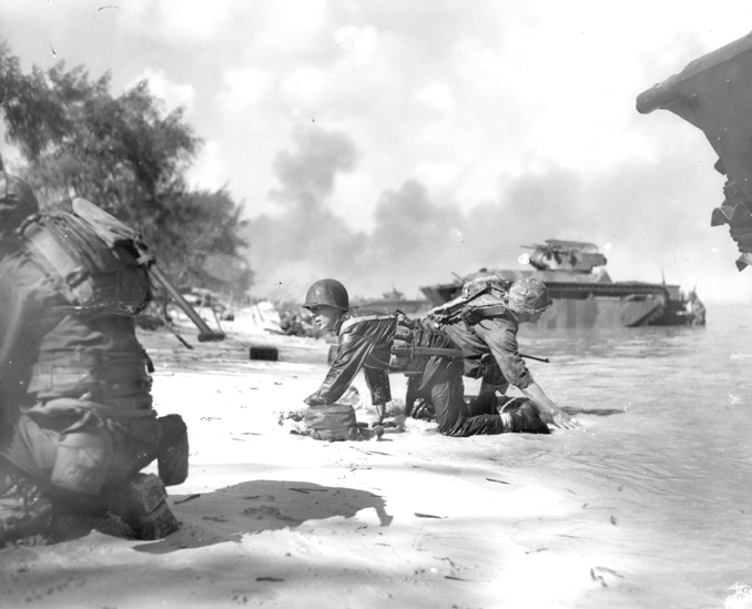日本軍の激しい攻撃の中でサイパン島に上陸するアメリカ海兵隊