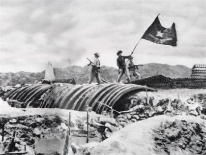 ディエンビエンフーで勝利し旗を振るベトナム兵