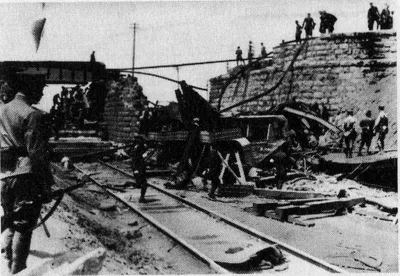 張作霖が爆殺された現場の写真。画面左側の鉄橋が崩落しており、この崩落した鉄橋の下で張作霖乗車の列車が大破し、張作霖は救助後に死亡した。また側近ら17名も死亡した