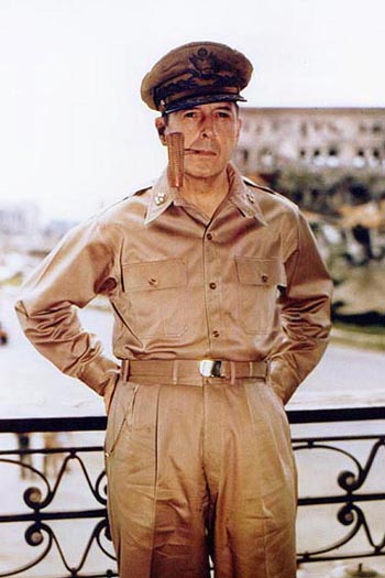 マッカーサー（1945年8月、フィリピン）