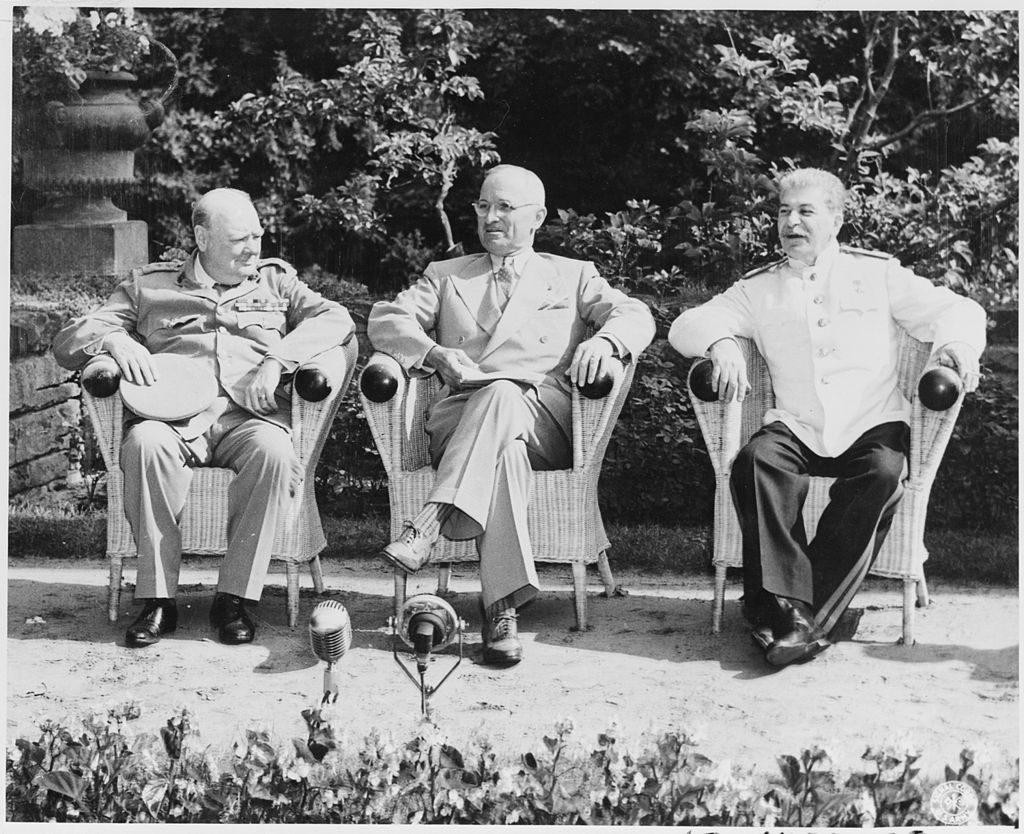 ポツダムに集まった3ヶ国首脳。左からチャーチル英首相、トルーマン米大統領、スターリンソ連首相。（1945年7月25日）