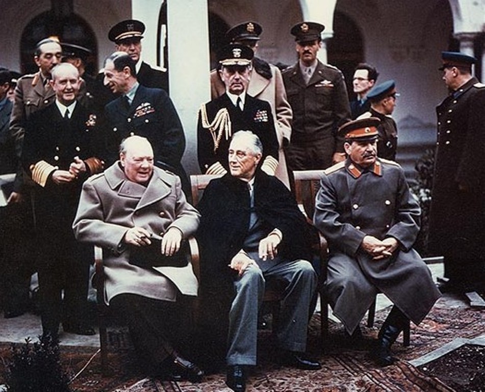 会談に臨むチャーチル、ルーズベルト、スターリン（中央ソファー左から） 左端奥はソ連のモロトフ外相。