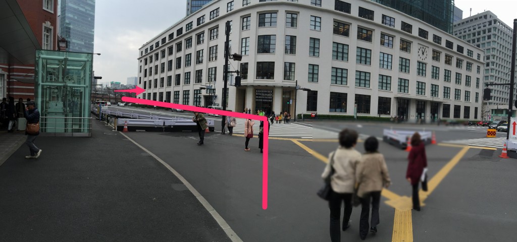 横断歩道を渡り、東京中央郵便局を右手に見て進み、突き当たりを右へ曲がります。