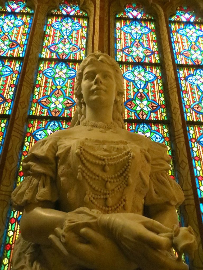 ブダペスト、ハンガリーの聖マティアス教会に位置する彫刻のエリザベス女王 出典：Wikipedia