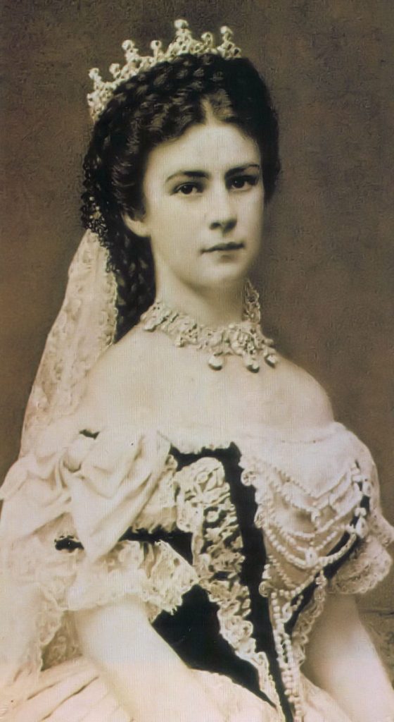 ハンガリー王妃戴冠時のエリーザベト（1867年） 出典：Wikipedia
