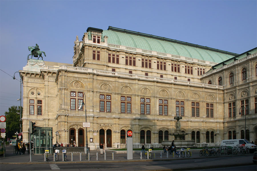 ウィーン宮廷歌劇場 1869年築 出典：Wikipedia